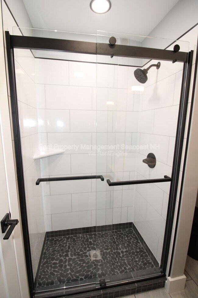 Building Photo - 253 1st NH Turnpike