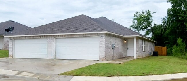 Building Photo - 1511 Rosewood Dr