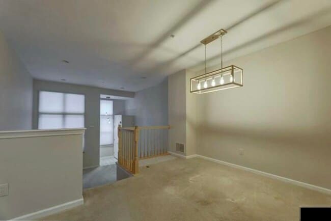 Building Photo - 320 Midland Ct