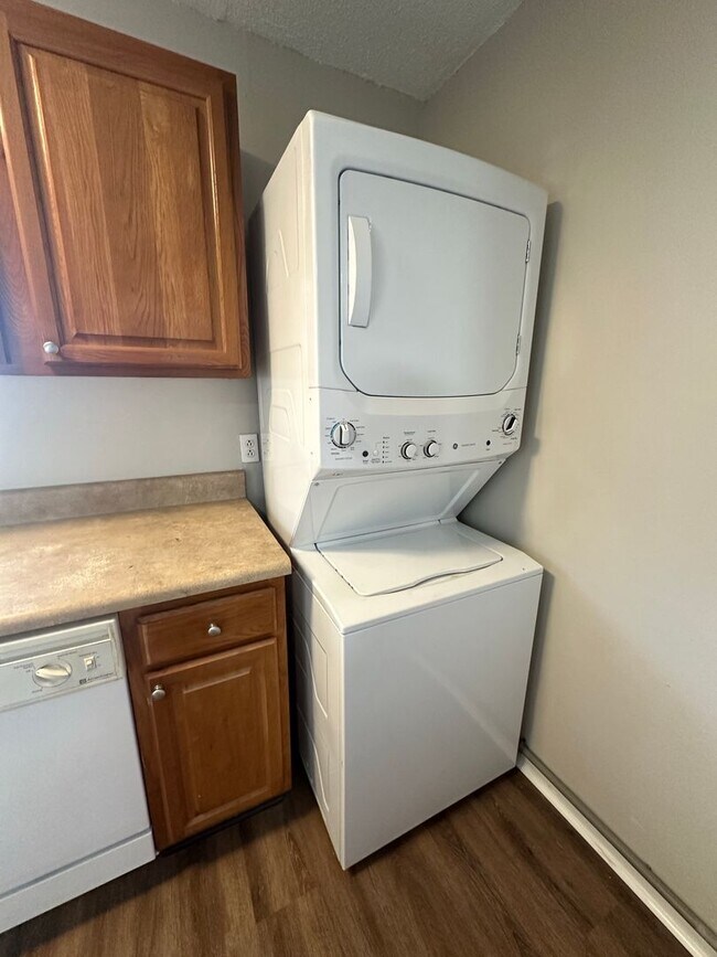 Building Photo - MODERN 2/1 TWN 2nd Story Unit w/ Washer/Dr...