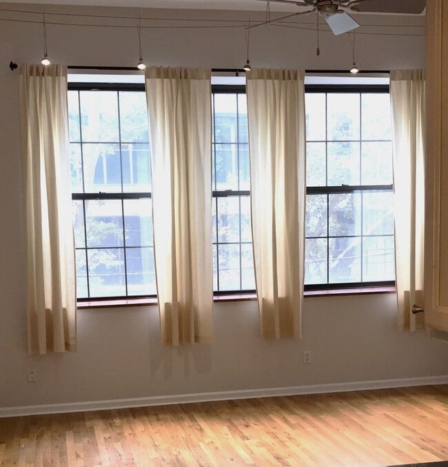 Building Photo - 1015 Grand St