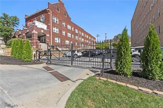 Building Photo - {4555 #205} Ponce De Leon Condo Available Immediately + Flexible Lease Terms + Corner Unit with G...