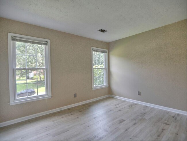 Building Photo - 4512 Woodlawn Lake Dr