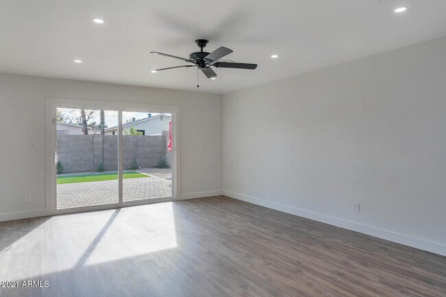 Building Photo - 2333 E Paradise Dr