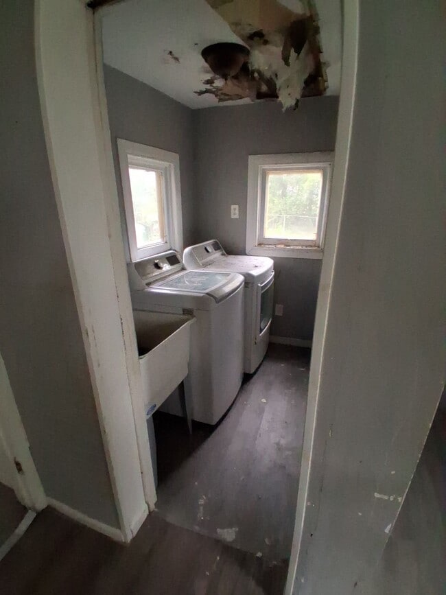 Building Photo - 512 Fairholm Ave