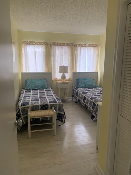 Building Photo - 983 Cayman Ct