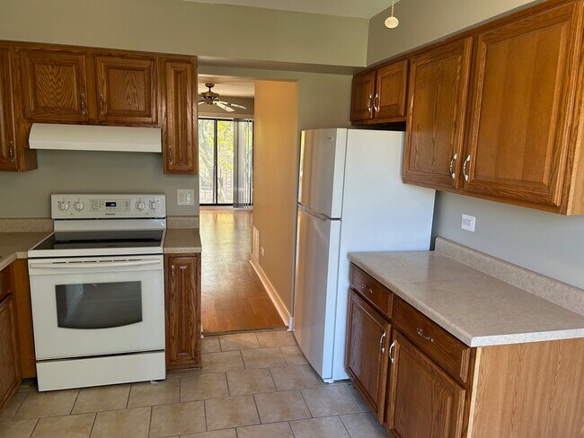 Building Photo - 5405 Chateau Dr