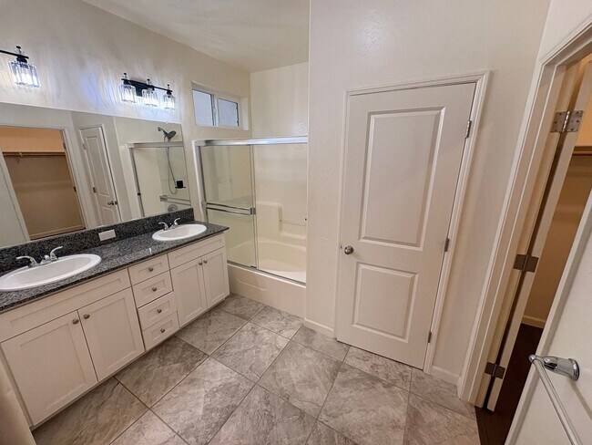 Building Photo - Lovely 3 bedroom home for rent in Hanford CA