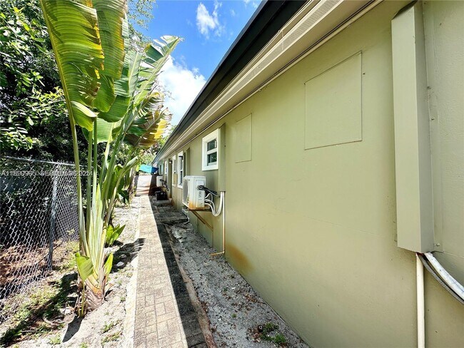 Building Photo - 1201 NE 5th Ave