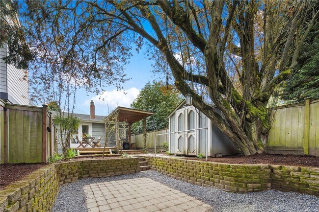 Building Photo - Greenwood Home