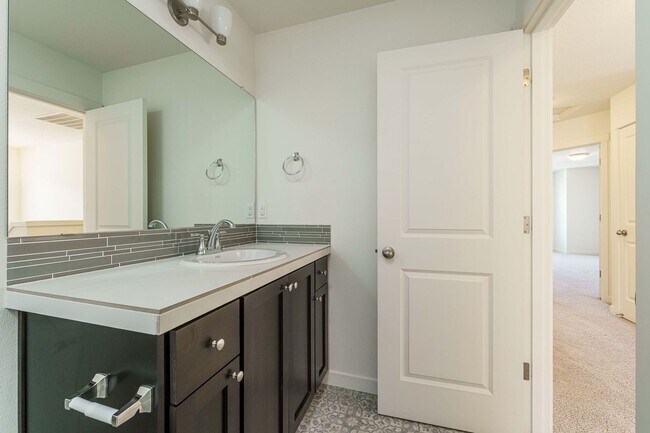 Building Photo - Light, Bright & Move-In Ready – 3BR Gem in Prime Ridgefield Location!  (Pet Friendly)