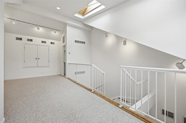 Building Photo - 326 Hailman St