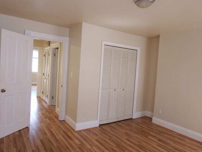 Building Photo - Beautiful Two Level Two Bedroom with Two Baths in Historic Mt Vernon Ready to Move In