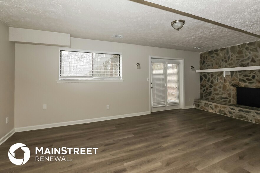 Building Photo - 2845 Woodhollow Ln