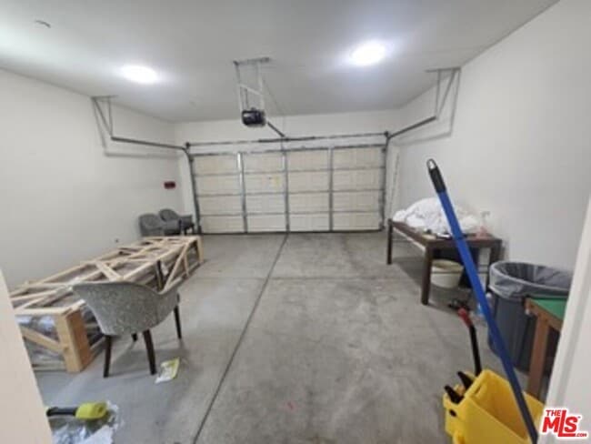 Building Photo - 868 N Edgemont St