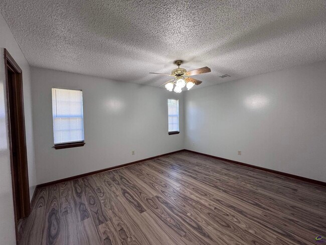 Building Photo - 111 Rainbow Ave