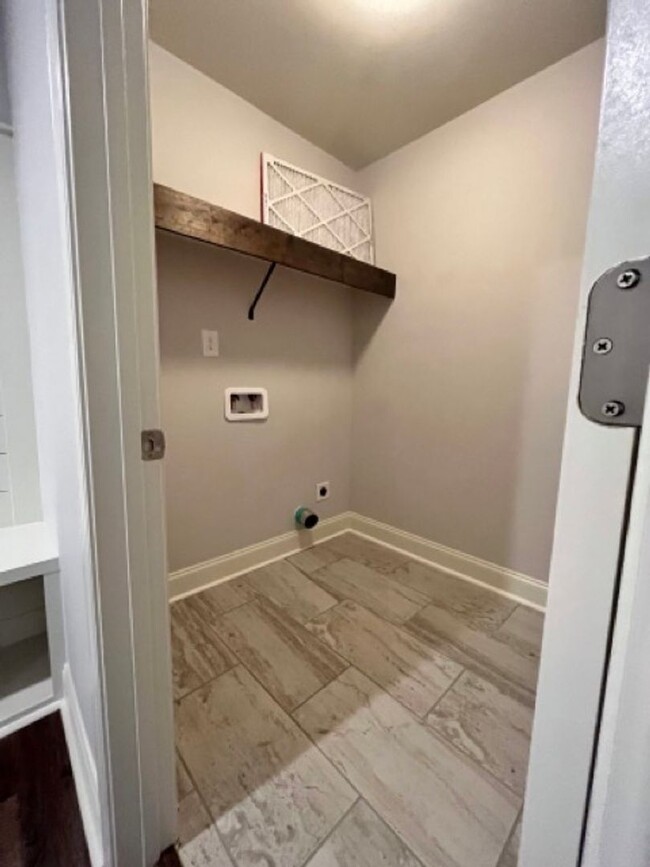 Building Photo - Charming modern 3 bedroom/ 2 bath with office