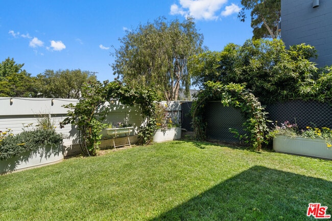 Building Photo - 548 Rose Ave