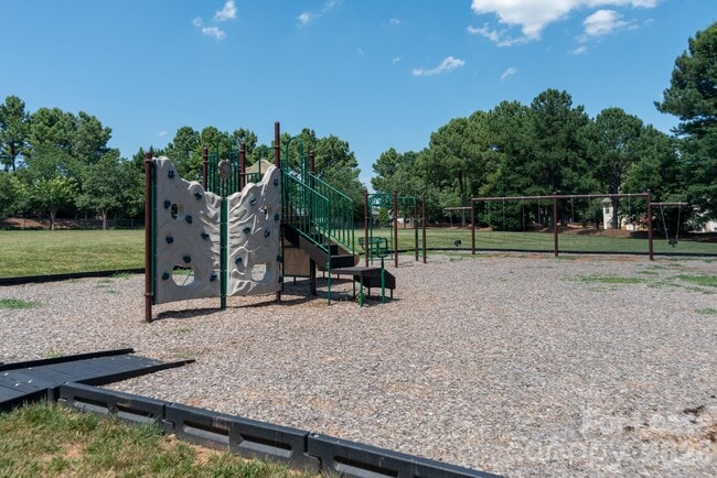 Building Photo - 106 Clarendon St