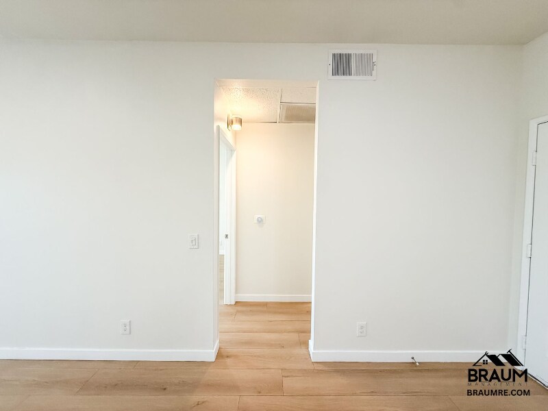 Building Photo - 11459 Collins St