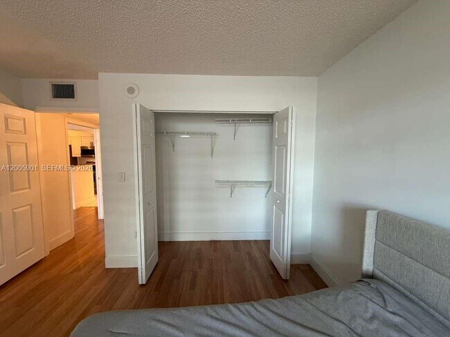 Building Photo - 1155 Brickell Bay Dr