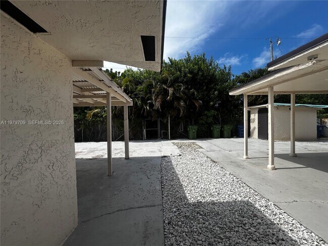 Building Photo - 916 SW 10th St