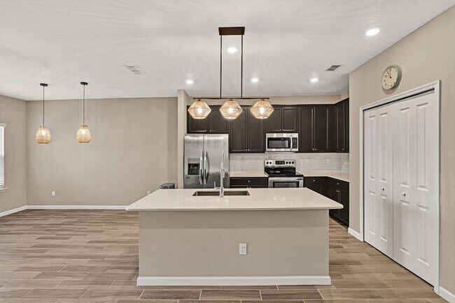 Building Photo - 3 bedroom/ 2.5 bath townhome in Beachwalk!