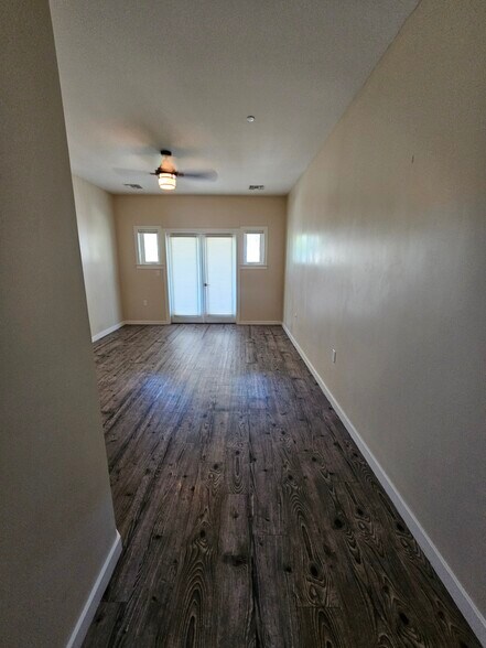 Building Photo - 925 S Ash Ave