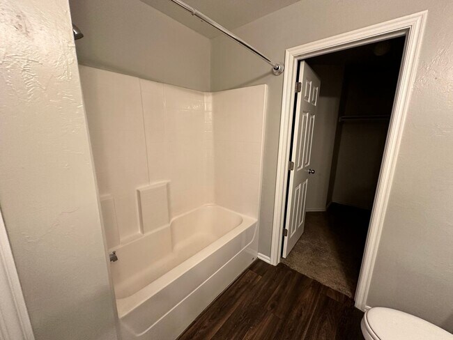 Building Photo - 3 bed 2 bath in Mustang- Move in Special!