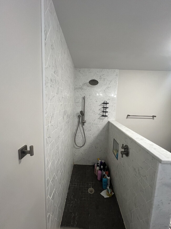 Building Photo - Spacious Multi-Generational Home on 3 Acre...