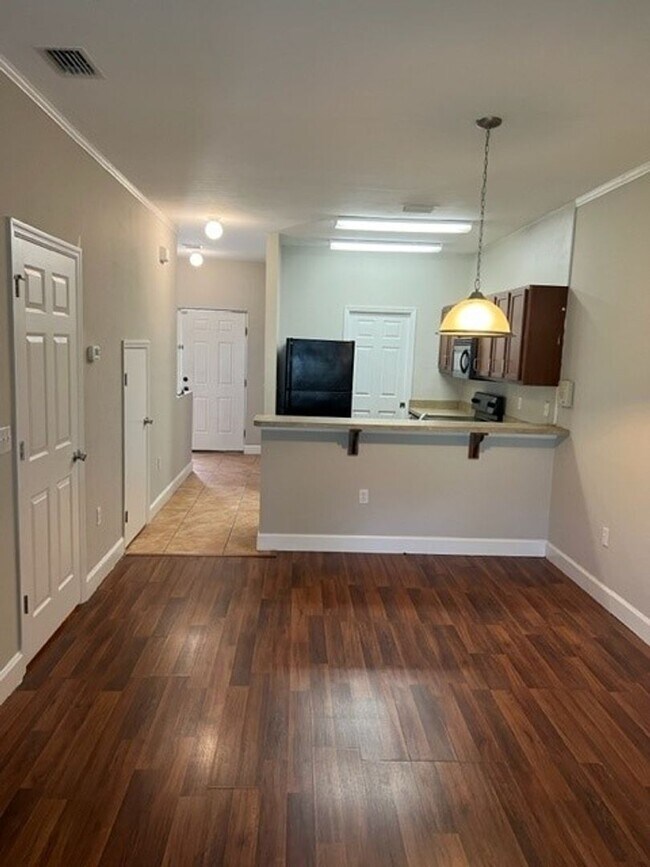 Building Photo - Great Location for this 2 bedroom 2 1/2 bath in Woods Edge South