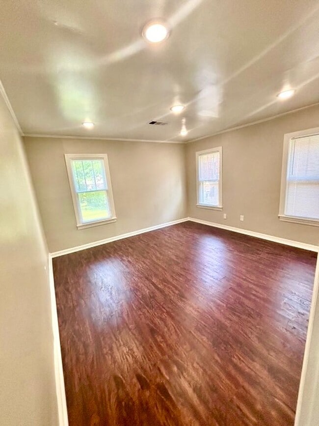 Building Photo - 1305 Turner- Move in Ready AND 1/2 OFF FIR...