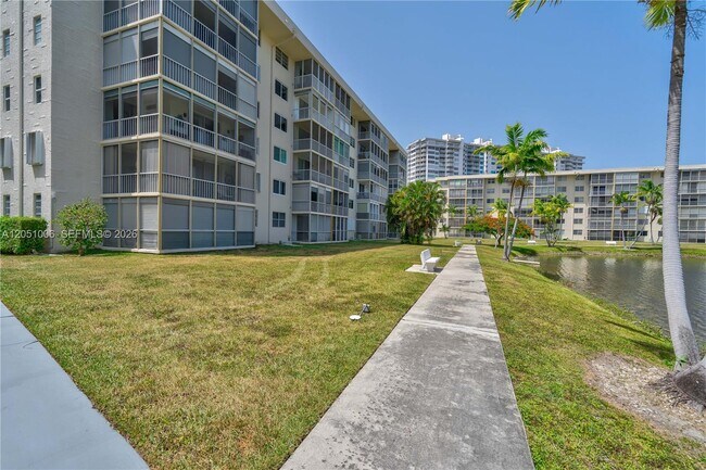 Building Photo - 2851 Leonard Dr