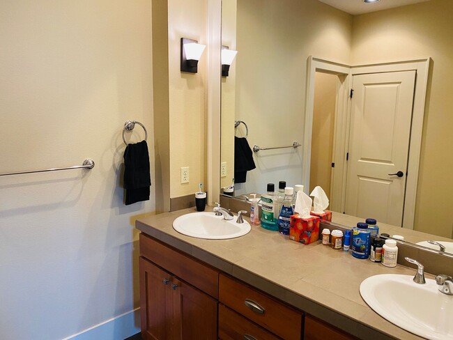 Building Photo - Incredible Custom Townhome