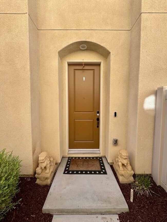 Building Photo - Elegant 4 Bedroom, 4.5 Bathroom Home with ...