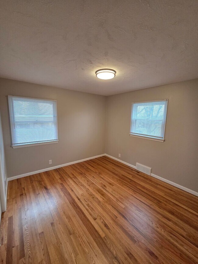 Building Photo - 3 bed, 2 bath, 1 car garage with finished basement, fenced back, newly remodeled