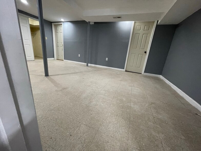 Building Photo - 216 Carnation Ct