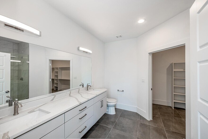 Building Photo - Modern Munger Place townhome with city sky...