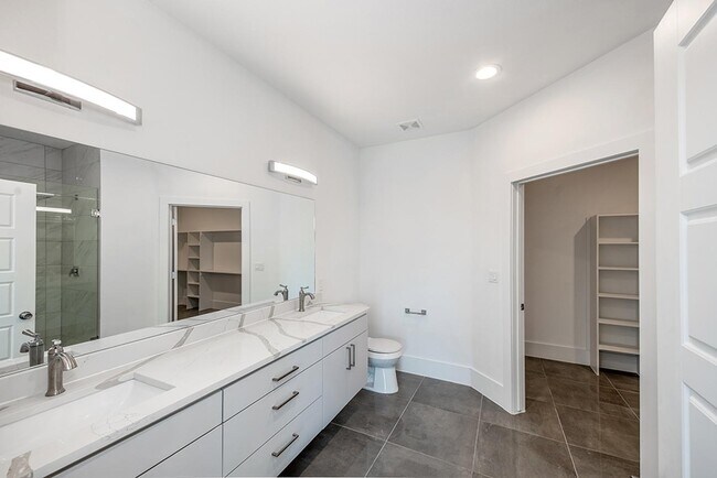 Building Photo - Modern Munger Place townhome with city skyline views