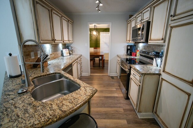 Building Photo - 218 English Walnut Dr