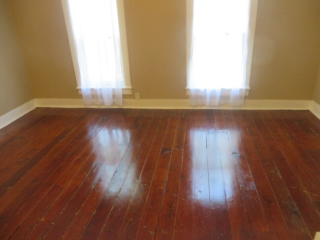 Building Photo - Two Bedroom Home with a bonus room/3rd bedroom in Historic District (Williams-Woodland Historic P...