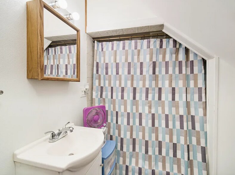 Building Photo - 720 E Ludington Ave