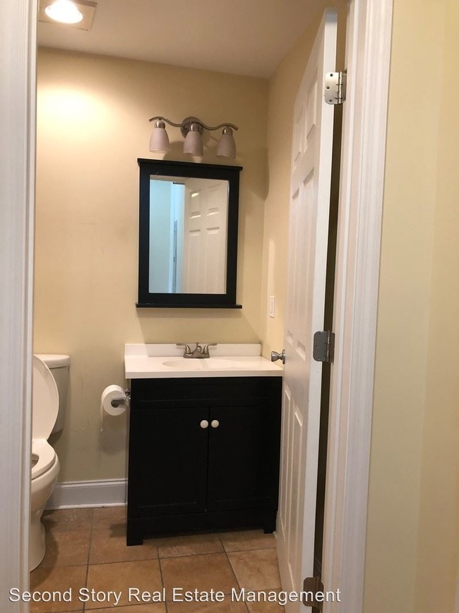 Building Photo - 232 E 11th St