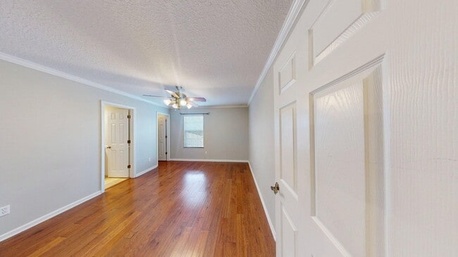 Building Photo - 2 BR 2 BA  TOWNHOME  -    Southern Creek S...