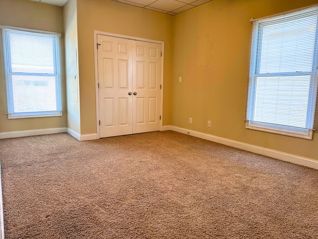 Building Photo - Upper Level Apartment in Wyndhurst with Gr...