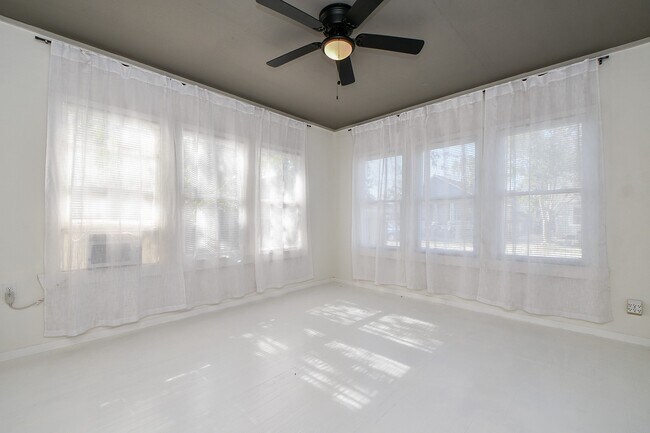 Building Photo - 208 Vincent St