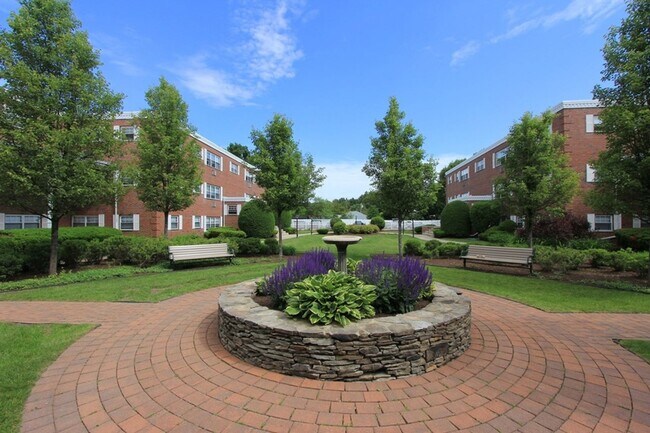 Building Photo - 2 bedroom Rt-9 Framingham