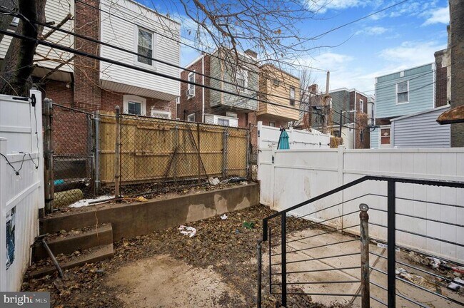 Building Photo - 547 S Yewdall St