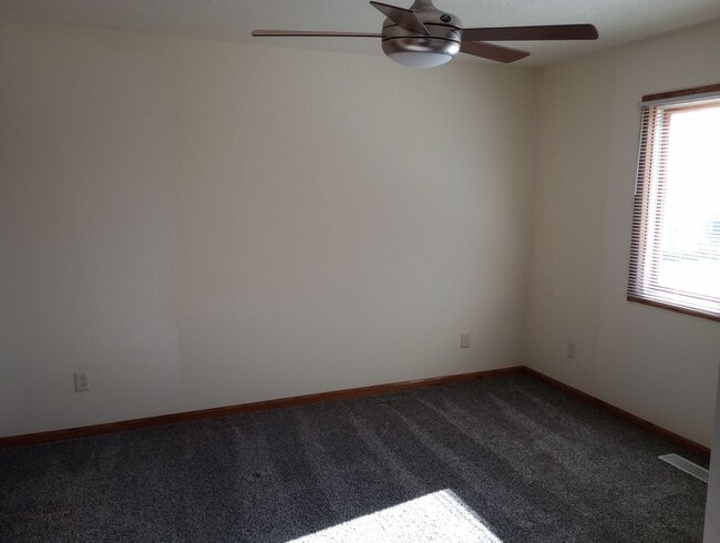 Building Photo - Three bedroom two bathroom twin home