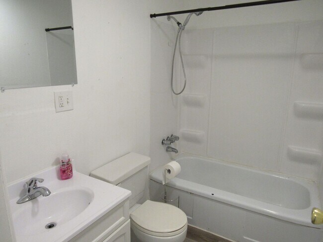 Building Photo - Updated 2 bedroom unit in Triplex